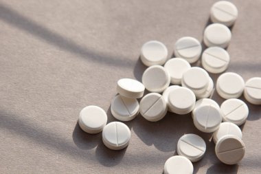 Vitaminler ve doktor maskesi, gri arka planda izole edilmiş Corona virüsü koruma konsepti. Solunum maskesi ve haplar. Coronavirus, hastane veya çevre kirliliği yüz maskelemeyi korur