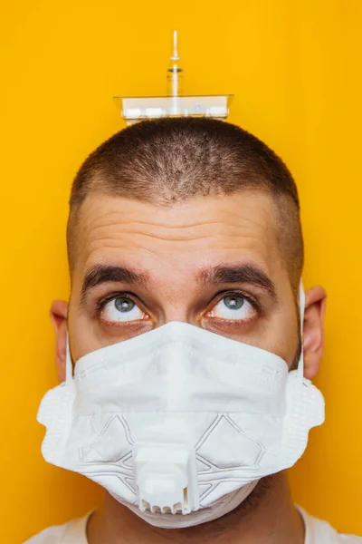 Retrato Jovem Médico Respirador Fundo Amarelo Uma Ampola Com Uma — Fotografia de Stock