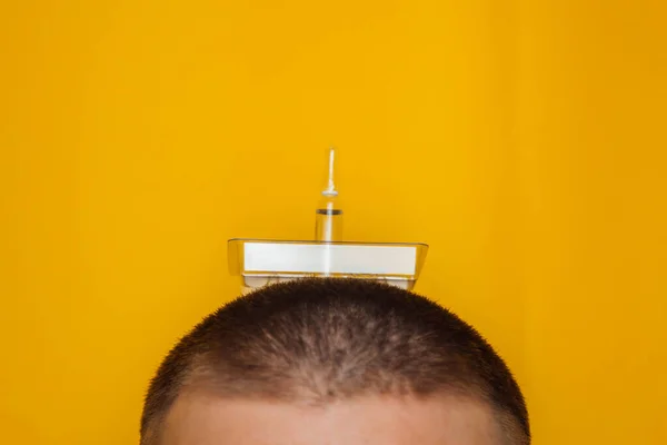 Retrato Joven Médico Respirador Sobre Fondo Amarillo Ampolla Con Una —  Fotos de Stock