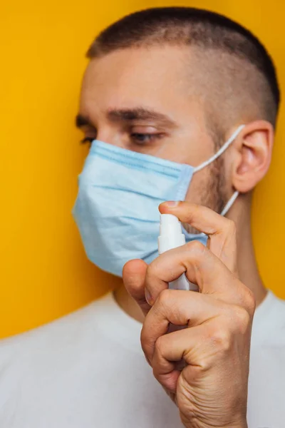 Ritratto Ragazzo Con Una Maschera Sfondo Giallo Disinfetta Mani Con — Foto Stock