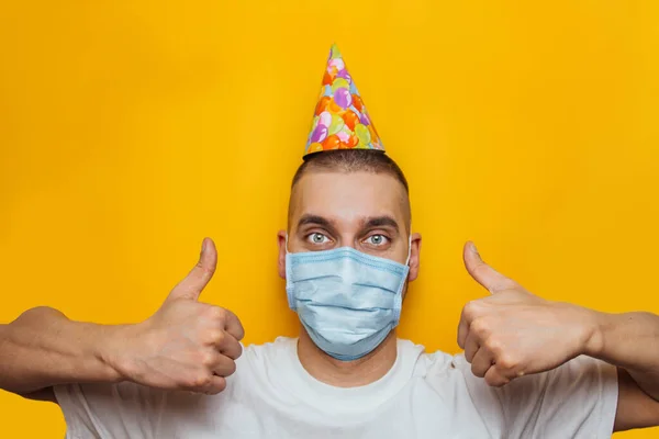 Ung Vit Kille Medicinsk Mask Firar Sin Födelsedag Visar Tummen — Stockfoto