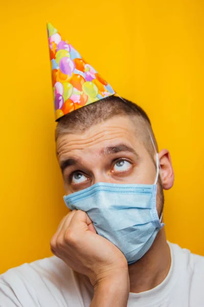 Jovem Caucasiano Com Uma Máscara Médica Celebra Seu Aniversário Paciente — Fotografia de Stock