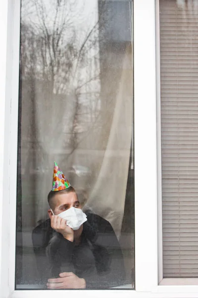 Young Guy Mask Festive Cap His Head Celebrates Birthday Isolated — Stock Photo, Image