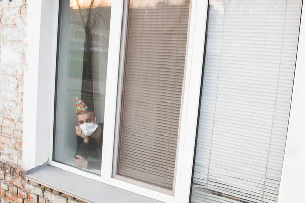 Doğum Gününde Oturup Pencereden Dışarı Bakan Üzgün Genç Bir Adam — Stok fotoğraf