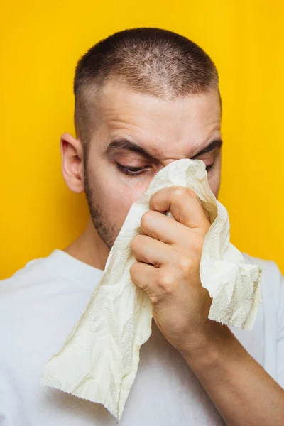 Portret Dojrzałego Mężczyzny Alergią Dmuchającego Nos Papierem Toaletowym Wygląda Agresywnie — Zdjęcie stockowe