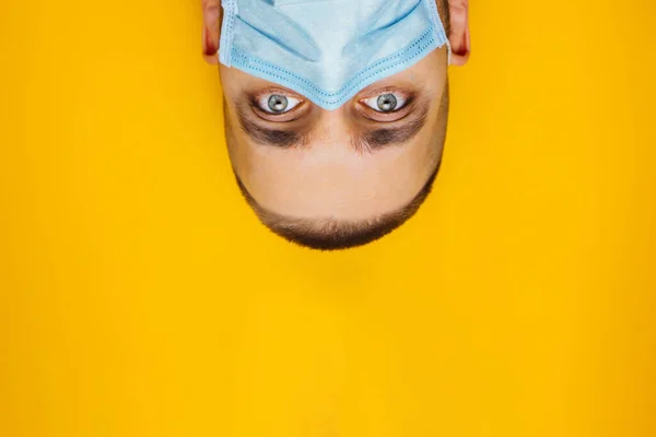 Retrato Primer Plano Joven Atractivo Volteando Sus Ojos Con Una — Foto de Stock