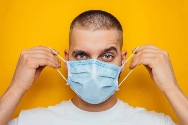 Jovem Coloca Uma Máscara Médica Prevenção Doenças Virais Resfriado Comum — Fotografia de Stock