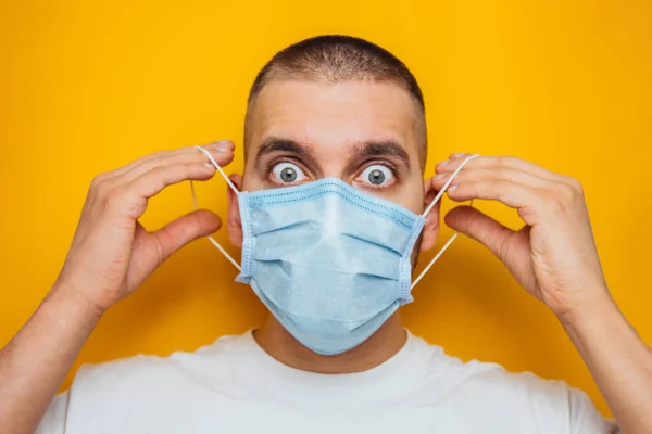 Jovem Coloca Uma Máscara Médica Prevenção Doenças Virais Resfriado Comum — Fotografia de Stock