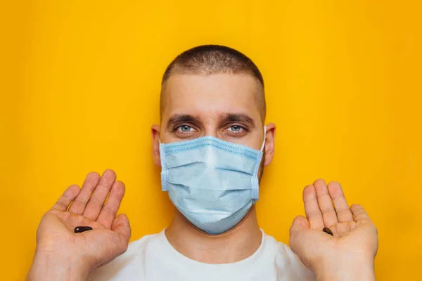 Tipo Máscara Tem Comprimido Coronavírus Nas Mãos Vitaminas Para Fortalecer — Fotografia de Stock