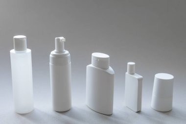 Vücut ve yüz bakımı için beyaz plastik kozmetik kapların bir derlemesi