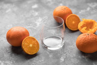 Taze sıkılmış portakal suyu için temiz bir bardak.