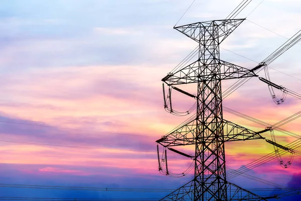 Yüksek voltajlı elektrik direğinin silueti