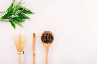 Beyaz arkaplanda izole edilmiş eski yeşil çay yaprağı