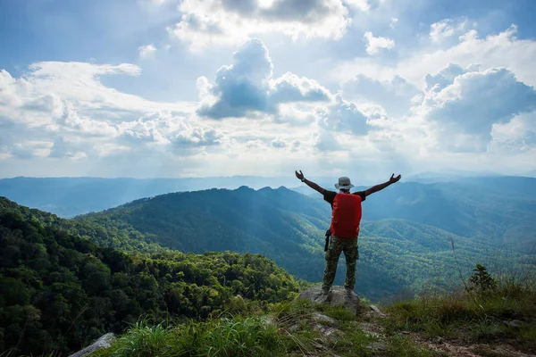 Silueta Del Hombre Sostiene Las Manos Cima Montaña Concepto Éxito — Foto de Stock