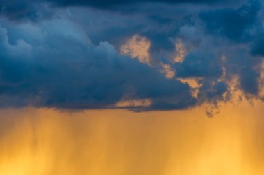 Gün batımında bulutlu renkli dramatik gökyüzü
