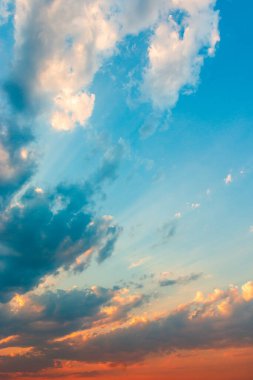 Gün batımında bulutlu renkli dramatik gökyüzü