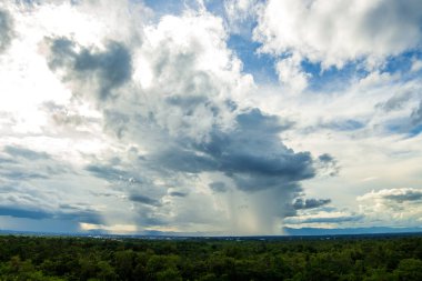 Gün batımında bulutlu renkli dramatik gökyüzü