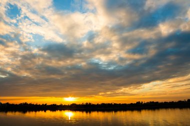 Gün batımında bulutlu renkli dramatik gökyüzü