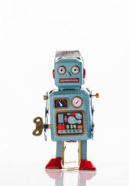 Sarı arka planda klasik robot oyuncağı