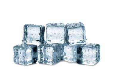 Beyaz arkaplanda buz küpleri