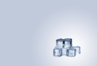 Beyaz arkaplanda buz küpleri