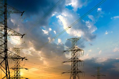 Yüksek voltajlı elektrik direğinin silueti