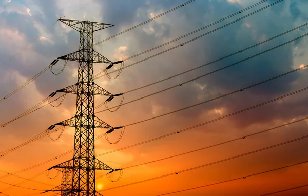 Yüksek voltajlı elektrik direğinin silueti