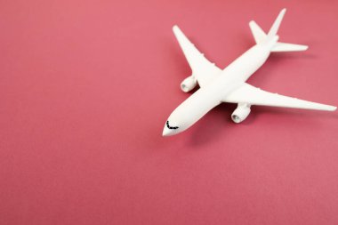 Model düzlem, pastel renk arkaplanı üzerinde uçak