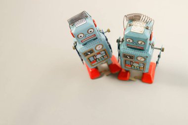 Eski model robot teneke oyuncak