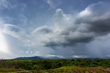 Gün batımında bulutlu renkli dramatik gökyüzü