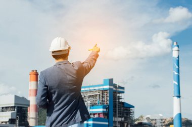 Arka planda kömür santrali olan bir mühendis, Tayland