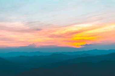 Gün batımında bulutlu renkli dramatik gökyüzü