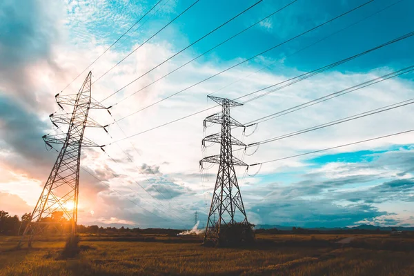 Yüksek voltajlı elektrik direğinin silueti