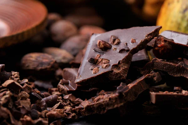 Morceaux Chocolat Noir Écrasés Fèves Cacao Vue Dessus — Photo