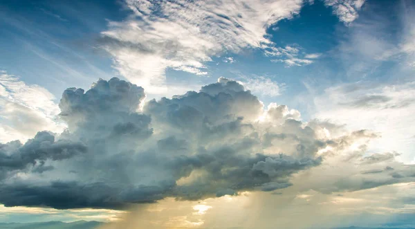 Langit Berwarna Dramatis Dengan Awan Saat Matahari Terbenam — Stok Foto