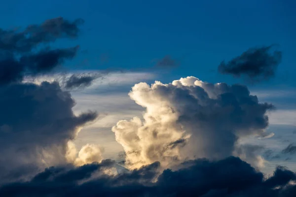 Langit Berwarna Dramatis Dengan Awan Saat Matahari Terbenam — Stok Foto