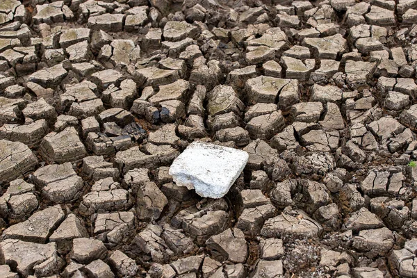 水のない乾燥した土地を割った — ストック写真