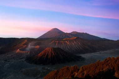 Doğu Java, Endonezya 'daki Penanjakan Dağı' ndaki güneş doğarken Bromo Dağı (Gunung Bromo).