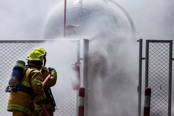 Fire Fighter Controlling Fire — Stock Photo, Image