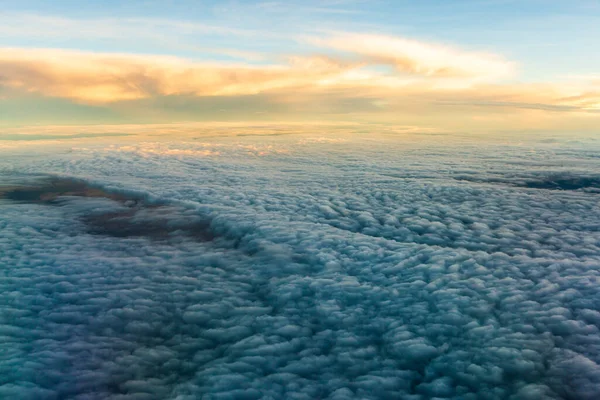 Mavi Gökyüzü Bulutlar Uçak Manzarası — Stok fotoğraf