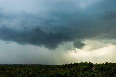 Gök gürültülü fırtına. Yağmur bulutları.