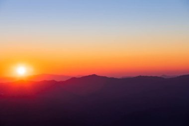 Gün batımında bulutlu renkli dramatik gökyüzü