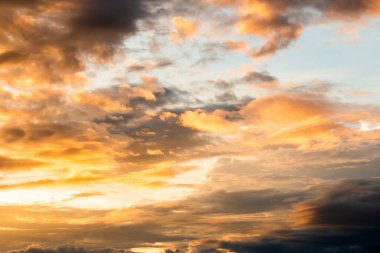Gün batımında bulutlu renkli dramatik gökyüzü