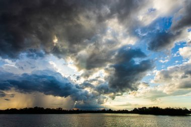 Gök gürültülü fırtına. Yağmur bulutları.