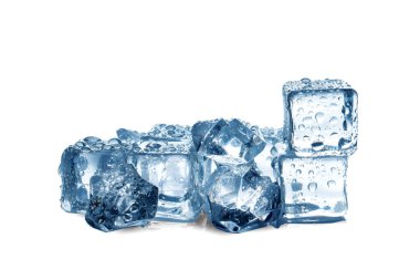 Beyaz arkaplanda buz küpleri