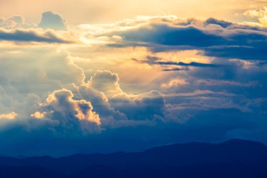 Gün batımında bulutlu renkli dramatik gökyüzü