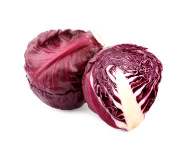 Mor lahana beyaz arkaplanda izole edilmiş.