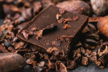 Koyu çikolata parçaları ve kakao çekirdekleri.