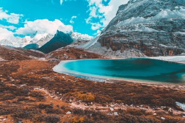 Doacheng Yading Ulusal Parkı 'ndaki süt gölü, Sichuan, Çin. Son Shangri-la