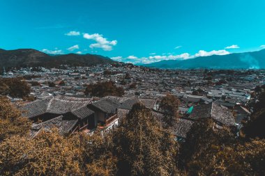 Lijiang 'ın çatıları. Lijiang' ın güzel manzarası.